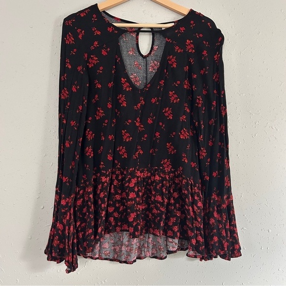 🦋 Mossimo Supply Co Black Red Floral Flowy Blouse Holiday Christmas Medium - Picture 1 of 4